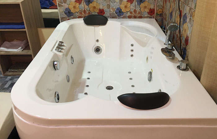 Notre chambre avec baignoire est idéale pour le massage au savon ou au gel Nuru, y compris les massages happy ending (massage branlette et/ou fellation) et les massages full service (sexe avec pénétration)