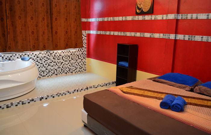 Unser Zimmer mit Jacuzzi ist ideal für erotische, sinnliche und freche Massagen, einschließlich Happy End Massagen (Handjob  und/oder Blowjob Massage) und Full Service Massagen (Sex mit Penetration)